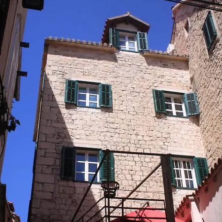 Toni Palace בית הארחה