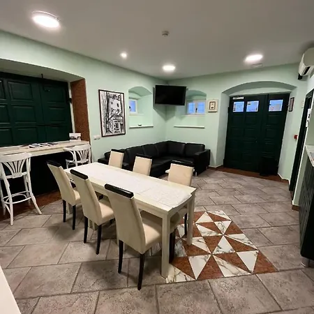 Toni Palace בית הארחה