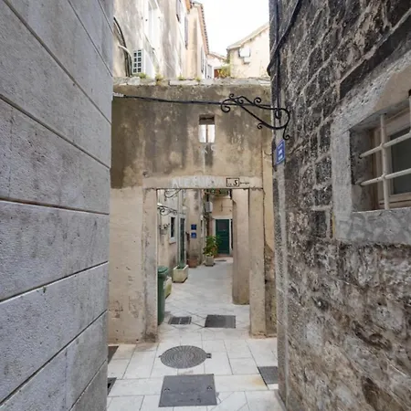 Toni Palace בית הארחה